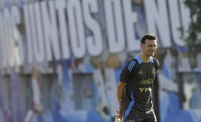 Argentina's coach Lionel Scaloni watches his players during a training session ahead of a World Cup 2026 soccer qualifier against Uruguay, in Buenos Aires, Argentina, Tuesday, March 18, 2025. (AP Photo/Natacha Pisarenko)
