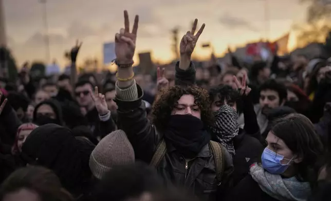 People march to protest the arrest of Istanbul Mayor Ekrem Imamoglu in Istanbul, Turkey, Thursday, March 20, 2025. (AP Photo/Khalil Hamra)