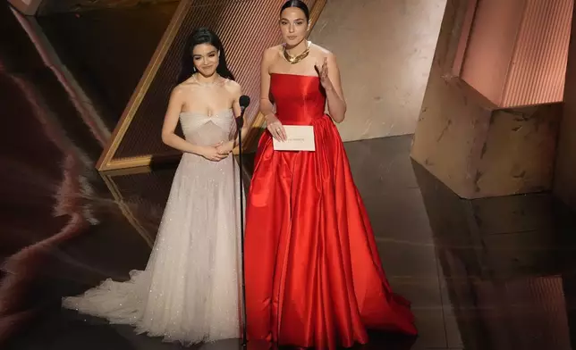 Rachel Zegler, left, and Gal Gadot present the award for best visual effects during the Oscars on Sunday, March 2, 2025, at the Dolby Theatre in Los Angeles. (AP Photo/Chris Pizzello)