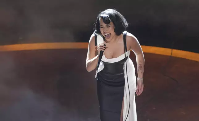 Raye sings "Skyfall" during the Oscars on Sunday, March 2, 2025, at the Dolby Theatre in Los Angeles. (AP Photo/Chris Pizzello)