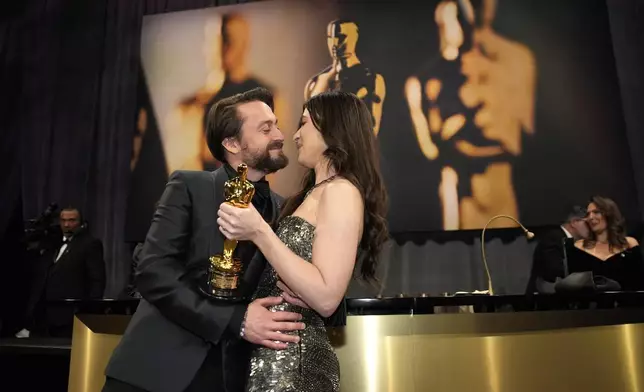 Kieran Culkin, left, winner of the award for best performance by an actor in a supporting role for "A Real Pain," and Jazz Charton at the Governors Ball after the Oscars on Sunday, March 2, 2025, in Los Angeles. (AP Photo/John Locher)