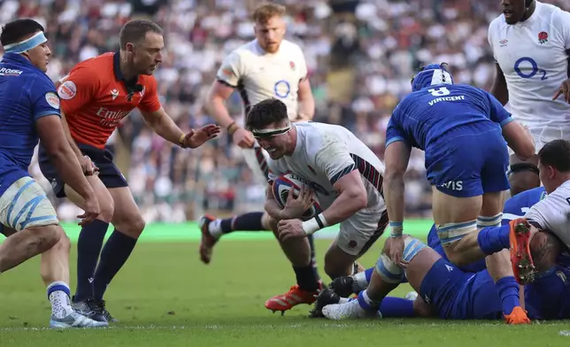 England's Tom Curry dives over the line to score a try during the Six Nations rugby match between England and Italy at Twickenham stadium in London, Sunday, March 9, 2025. (AP Photo/Ian Walton)