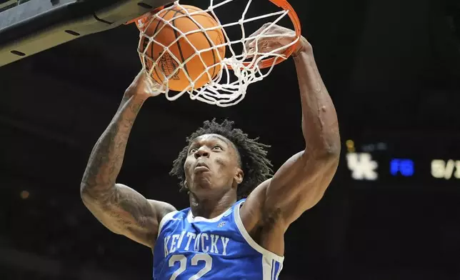 Kentucky's Amari Williams (22) dunks during the first half in the Sweet 16 of the NCAA college basketball tournament game against Tennessee Friday, March 28, 2025, in Indianapolis. (AP Photo/Michael Conroy)