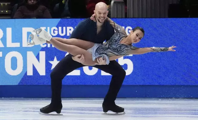 Ellie Kam and Danny O'Shea, of the United States, perform during the pairs free skating program at the figure skating world championships, Thursday, March 27, 2025, in Boston. (AP Photo/Charles Krupa)