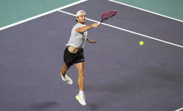 Tomas Machac of Czech Republic returns the ball to Alejandro Davidovich Fokina of Spain during the final match at the Mexican Open tennis tournament in Acapulco, Mexico, Saturday, March 1, 2025. (AP Photo/Eduardo Verdugo)