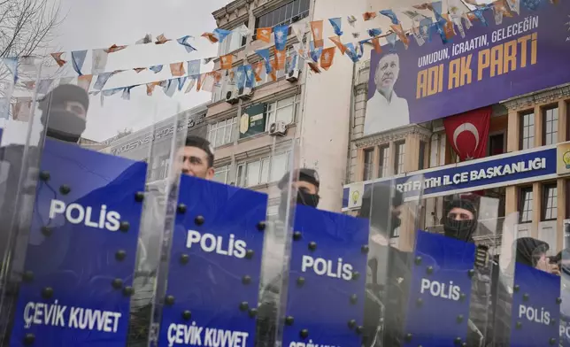 Police have cordons off the roads lead to the Vatan security Department, where Istanbul Mayor Ekrem Imamoglu is supposed to be taken, following his arrest in Istanbul, Turkey, Wednesday, March 19, 2025. (AP Photo/Emrah Gurel)