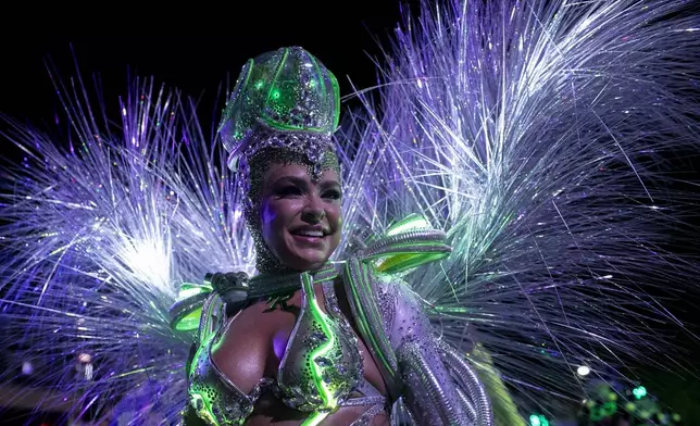 Drum queen Fabiola de Andrade from the Mocidade samba school smiles during Carnival celebrations at the Sambadrome in Rio de Janeiro, Tuesday, March 4, 2025. (AP Photo/Bruna Prado)