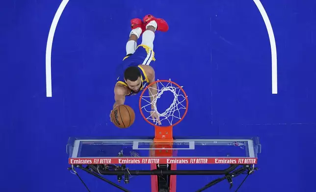 Golden State Warriors' Stephen Curry goes up for a shot during the first half of an NBA basketball game against the Philadelphia 76ers, Saturday, March 1, 2025, in Philadelphia. (AP Photo/Matt Slocum)