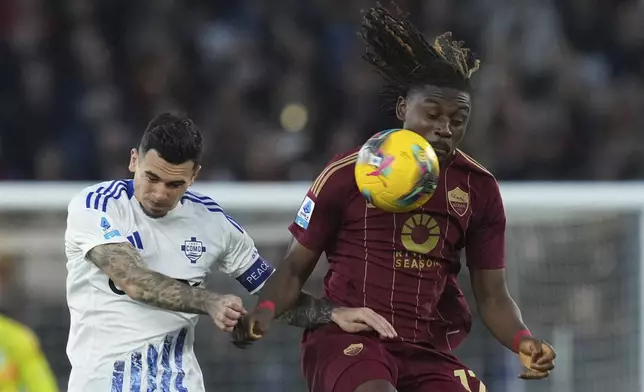 Roma's Manu Kone, right, and Como's Lucas Da Cunha, left, challenge for the ball during the Serie A soccer match between AS Roma and Como 1907 in Rome, Italy, Sunday, March 2, 2025. (Alfredo Falcone/LaPresse via AP)