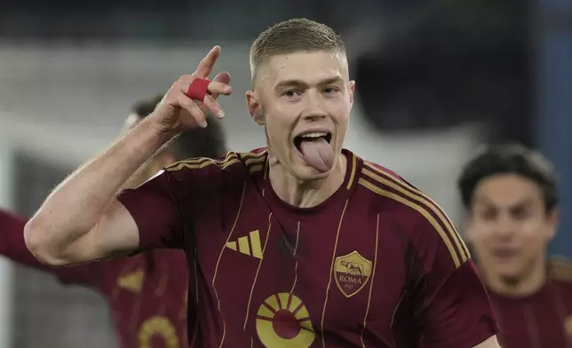 Roma's Artem Dovbyk celebrates after scoring his side's second goal during the Serie A soccer match between AS Roma and Como 1907 in Rome, Italy, Sunday, March 2, 2025. (Alfredo Falcone/LaPresse via AP)
