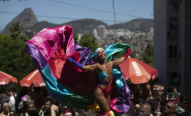 Raquel Poti performs on stilts during the Carmelitas street party on the first official day of Carnival in Rio de Janeiro, Friday, Feb. 28, 2025. (AP Photo/Bruna Prado)