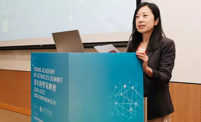 Professor Alice WONG, Associate Vice-President (Research), Interim Director and Chair Professor of School of Biological Sciences, Faculty of Science of The University of Hong Kong, was the guest of honour and delivered the opening remarks. (Photo provided by YASS)