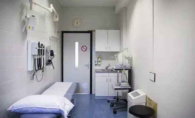 This 2017 photo provided by the International Criminal Court in The Hague, Netherlands, on Wednesday, March 12, 2025, shows an medical facility room at the ICC Detention Center located within a Dutch prison complex in Scheveningen, Netherlands. (ICC-CPI via AP)