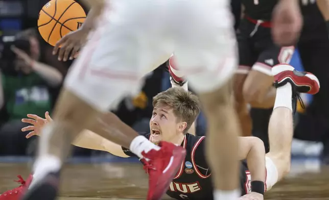 SIU Edwardsville guard Declan Dillon (5) tried to get possession of the ball against Houston during the first half in the first round of the NCAA college basketball tournament, Thursday, March 20, 2025, in Wichita, Kan. (AP Photo/Travis Heying)