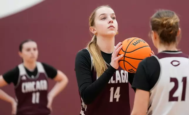 University of Chicago freshman Annabelle Spotts (14), one of six women from Kobe Bryant’s Mamba Academy going through their first experience with college basketball, works out during NCAA college basketball practice, Friday, Feb. 28, 2025, in Chicago. (AP Photo/Erin Hooley)