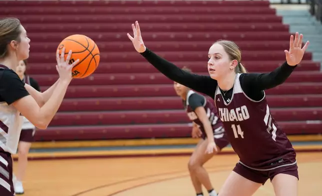 University of Chicago freshman Annabelle Spotts (14), one of six women from Kobe Bryant’s Mamba Academy going through their first experience with college basketball, works out during NCAA college basketball practice, Friday, Feb. 28, 2025, in Chicago. (AP Photo/Erin Hooley)