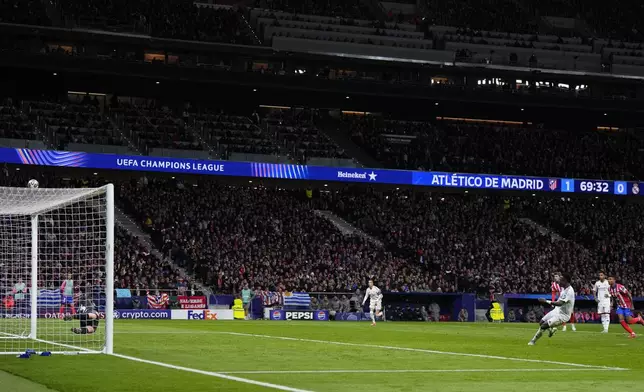 Real Madrid's Vinicius Junior fails to score a penalty during the Champions League round of 16, second leg, soccer match between Atletico Madrid and Real Madrid at the Metropolitano stadium in Madrid, Spain, Wednesday, March 12, 2025. (AP Photo/Manu Fernandez)
