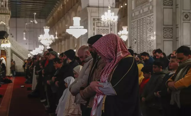 FILE.- Muslim worshippers pray on the first day of the Muslim holy month of Ramadan at the Umayyad Mosque in Damascus, Syria, Saturday March 1, 2025.(AP Photo/Omar Sanadiki,File)