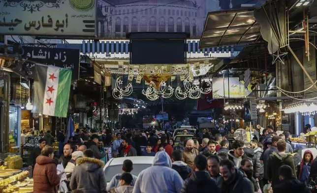 FILE.- Residents walk in the market on the first day of Ramadan, the holy month for Muslims, in Damascus, Syria, Saturday March 1, 2025.(AP Photo/Omar Sanadiki,File)