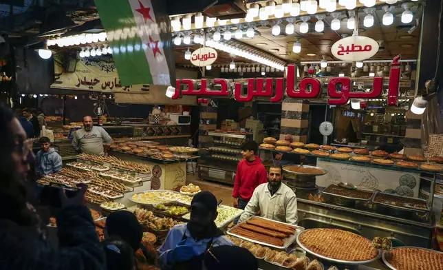 FILE.- Vendors display traditional sweets as residents shop on the first day of Ramadan, the Muslim holy month, in Damascus, Syria, Saturday March 1, 2025. (AP Photo/Omar Sanadiki,File)