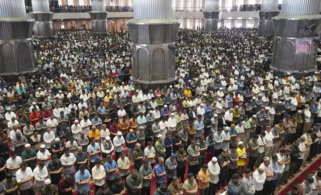 Muslim men perform during the first Friday prayer of the fasting month of Ramadan at Istiqlal Mosque in Jakarta, Indonesia, Friday, March 7, 2025. (AP Photo/Tatan Syuflana)