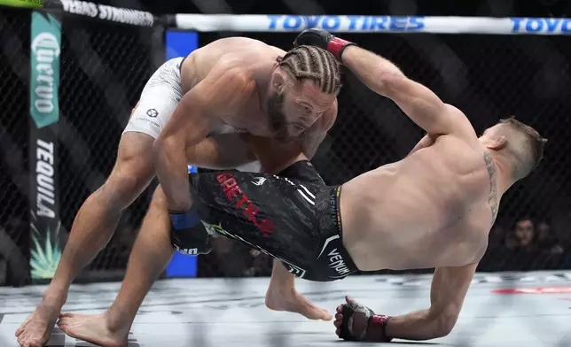 Justin Gaethje, right, fights Rafael Fiziev during a UFC 313 mixed martial arts lightweight bout Saturday, March 8, 2025, in Las Vegas. (AP Photo/John Locher)