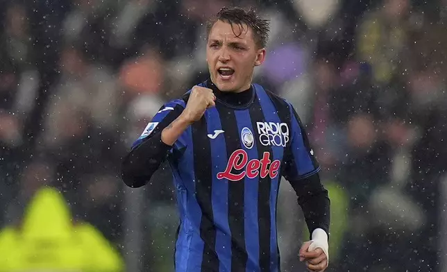 Atalanta's Mateo Retegui celebrates scoring during the Serie A soccer match between Juventus and Atalanta at Allianz Stadium in Turin, Italy, Sunday March 9, 2025. (Spada/LaPresse via AP)