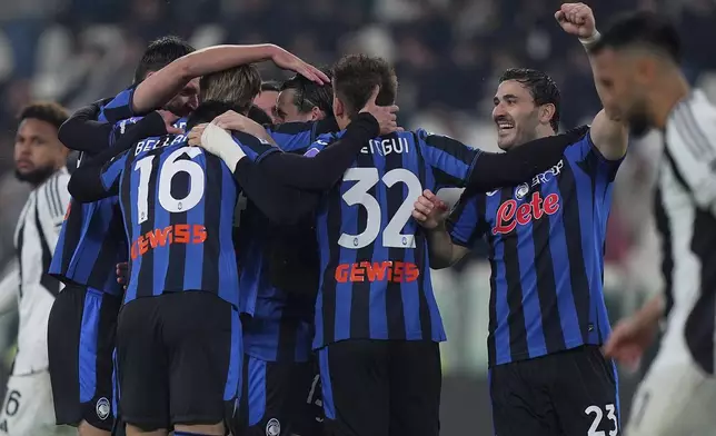 Atalanta's Marten de Roon celebrates after scoring during the Serie A soccer match between Juventus and Atalanta at Allianz Stadium in Turin, Italy, Sunday, March 9, 2025. (Spada/LaPresse via AP)
