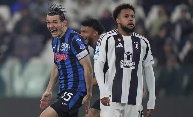 Atalanta's Marten de Roon, left, celebrates scoring during the Serie A soccer match between Juventus and Atalanta at Allianz Stadium in Turin, Italy, Sunday March 9, 2025. (Spada/LaPresse via AP)