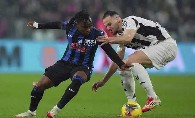 Atalanta's Ademola Lookman, left, and Juventus' Federico Gatti in action during the Serie A soccer match between Juventus and Atalanta at Allianz Stadium in Turin, Italy, Sunday March 9, 2025. (Spada/LaPresse via AP)