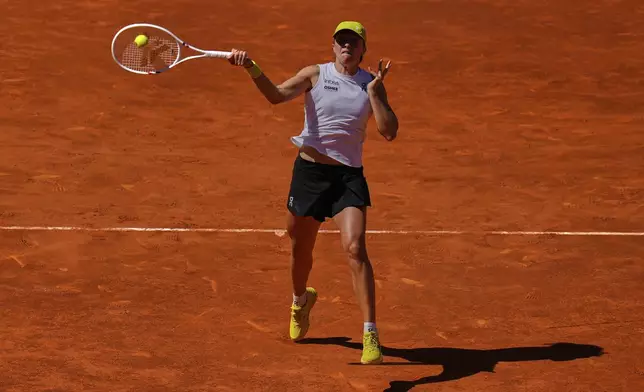 Poland's Iga Swiatek returns the ball against Alexandra Eala of Philippines during the Madrid Open tennis tournament in Madrid, Spain, Thursday, April 24, 2025. (AP Photo/Manu Fernandez)