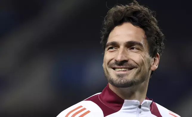 FILE - Roma's Mats Hummels smiles when walking on to the pitch for the warmup before the Europa League playoff first leg soccer match between FC Porto and AS Roma at the Dragao stadium in Porto, Portugal, Thursday, Feb. 13, 2025. (AP Photo/Luis Vieira, File)
