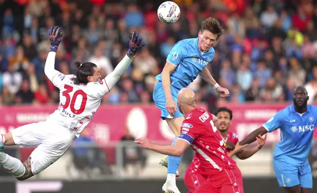 Napoli's Scott McTominay scores during the Serie A soccer match between Monza and Napoli at U-Power Stadium in Monza, Italy, Saturday April 19, 2025. (Spada/LaPresse via AP)