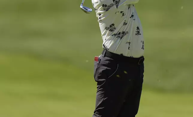 Si Woo Kim practices before taking a shot on the eighth hole during the first round of the RBC Heritage golf tournament, Thursday, April 17, 2025, in Hilton Head Island, S.C. (AP Photo/Mike Stewart)