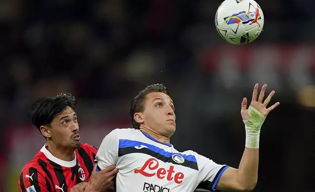 Atalanta's Mateo Retegui fights for the ball against AC Milan's Tijjani Reijnders during the Serie A soccer match between Milan and Atalanta at San Siro Stadium in Milan, Italy, Sunday April 20, 2025. (Spada/LaPresse via AP)