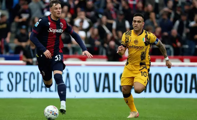 Bologna's Sam Beukema and Inter's Lautaro Martinez, right, during the Serie A soccer match between Bologna F..C and F.C. Internazionale Milano at Renato Dall'Ara Stadium, Bologna, Italy, Sunday, April 20, 2025. (Michele Nucci/LaPresse via AP)