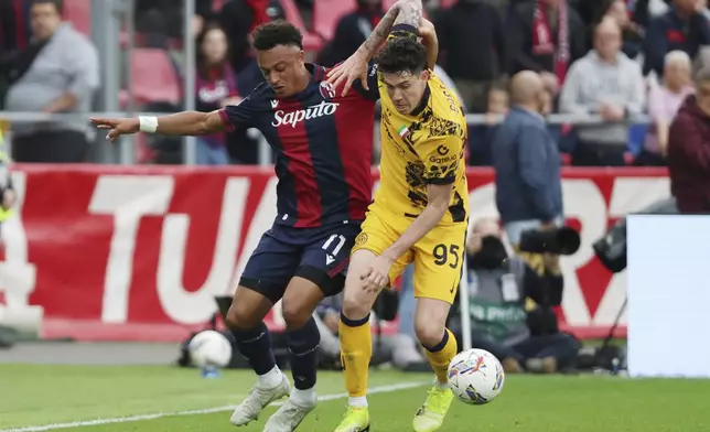 Bologna's Dan Ndoye, left, and Inter's Alessandro Bastoni in action during the Serie A soccer match between Bologna F..C and F.C. Internazionale Milano at Renato Dall'Ara Stadium, Bologna, Italy, Sunday, April 20, 2025. (Michele Nucci/LaPresse via AP)