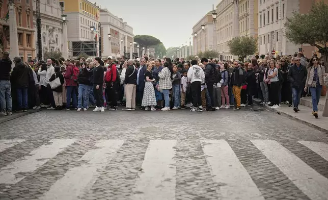 People flock to St. Peter's Square to pay their respects to the late Pope Francis, lying in state at St. Peter's Basilica for the final day, at the Vatican, Friday, April 25, 2025. (AP Photo/Andreea Alexandru)