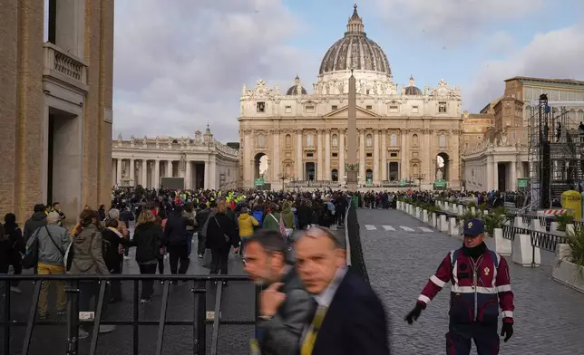 People arrive in St. Peter's Square to pay their respects to the late Pope Francis, lying in state at St. Peter's Basilica for the final day, at the Vatican, Friday, April 25, 2025. (AP Photo/Andreea Alexandru)
