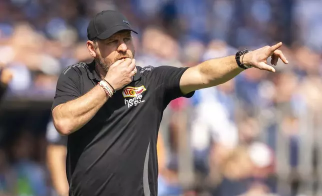 Berlin head coach Steffen Baumgart points during the German Bundesliga soccer match between VfL Bochum and 1. FC Union Berlin in Bochum, Germany, Sunday, April 27, 2025. (David Inderlied/dpa via AP)