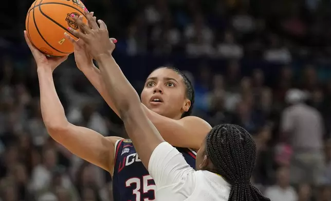 UConn guard Azzi Fudd (35) shoots against South Carolina forward Sania Feagin (20) during the first half of the national championship game at the Final Four of the women's NCAA college basketball tournament, Sunday, April 6, 2025, in Tampa, Fla. (AP Photo/Chris O'Meara)
