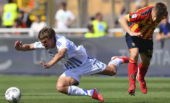 Lecce's Ylber Ramadani, right, and Como's Nico Paz challenge for the ball during the Serie A soccer match between Lecce and Como 1907 at the Via del Mare Stadium in Lecce, Italy, Saturday, April 19, 2025. (Giovanni Evangelista/LaPresse via AP)