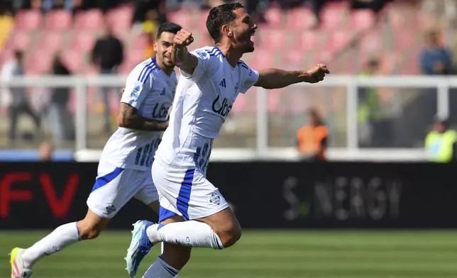 Como's Assane Diao celebrates after scoring the opening goal during the Serie A soccer match between Lecce and Como 1907 at the Via del Mare Stadium in Lecce, Italy, Saturday, April 19, 2025. (Giovanni Evangelista/LaPresse via AP)
