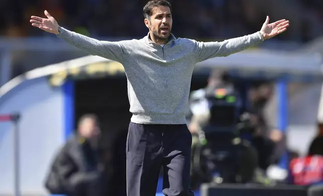 Como's head coach Cesc Fabregas gestures during the Serie A soccer match between Lecce and Como 1907 at the Via del Mare Stadium in Lecce, Italy, Saturday, April 19, 2025. (Giovanni Evangelista/LaPresse via AP)