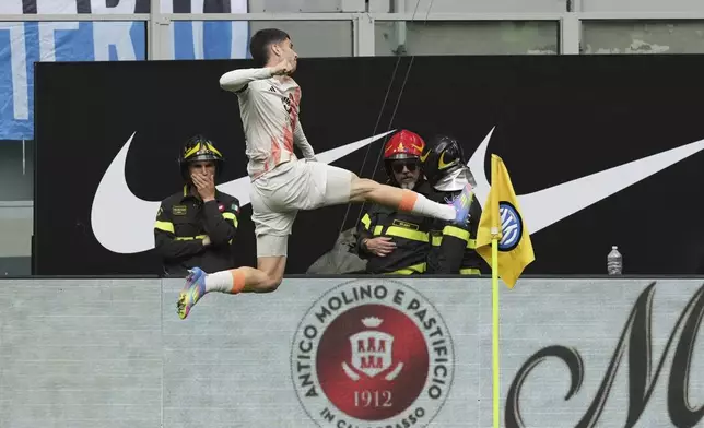 Roma's Matias Soule, right, celebrates scoring his side's opening goal during the Serie A soccer match between Inter Milan and Roma at the San Siro Stadium, in Milan, Italy, Sunday, April 27, 2025. (AP Photo/Antonio Calanni)