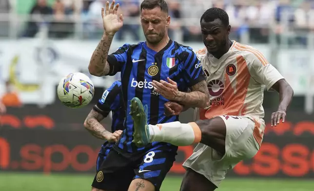 Roma's Evan Ndicka, right, challenges Inter Milan's Marko Arnautovic during the Serie A soccer match between Inter Milan and Roma at the San Siro Stadium, in Milan, Italy, Sunday, April 27, 2025. (AP Photo/Antonio Calanni)