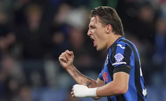 Atalanta's Mateo Retegui celebrates after scoring a goal during the Italian Serie A soccer match between Atalanta and Lecce at Gewiss Stadium in Bergamo, Italy, Sunday, April 27, 2025. (Spada/LaPresse via AP)