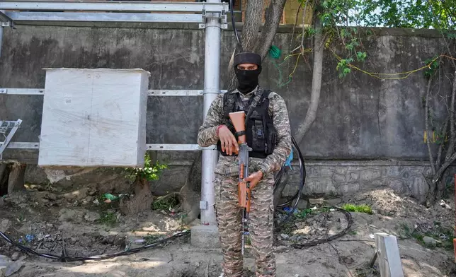 An Indian paramilitary soldier guards outside a garden in Srinagar after it was closed by authorities as a precautionary safety measure following last week's deadly attack on tourists near the resort town of Pahalgam, Indian controlled Kashmir, Tuesday, April 29, 2025. (AP Photo/Mukhtar Khan)