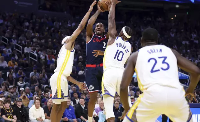 Golden State Warriors' Mose Moody and Jimmy Butler III defend against Los Angeles Clippers' Kawhi Leonard in the second quarter of an NBA game in San Francisco Sunday, April 13, 2025. (Scott Strazzante/San Francisco Chronicle via AP)