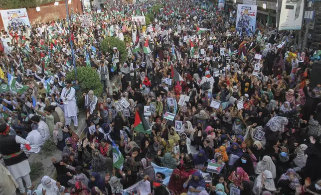 Supporters of the Pakistani religious group "Jamaat-e-Islami" take part in a rally against Israeli airstrikes and to show solidarity with Palestinian people living in Gaza, in Multan, Pakistan Friday, April 18, 2025. (AP Photo/Asim Tanveer)